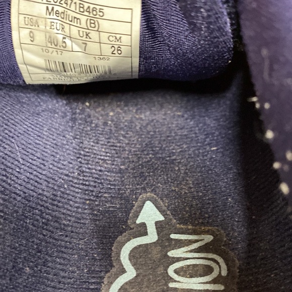 Brooks running shoes size 9 - Picture 8 of 9